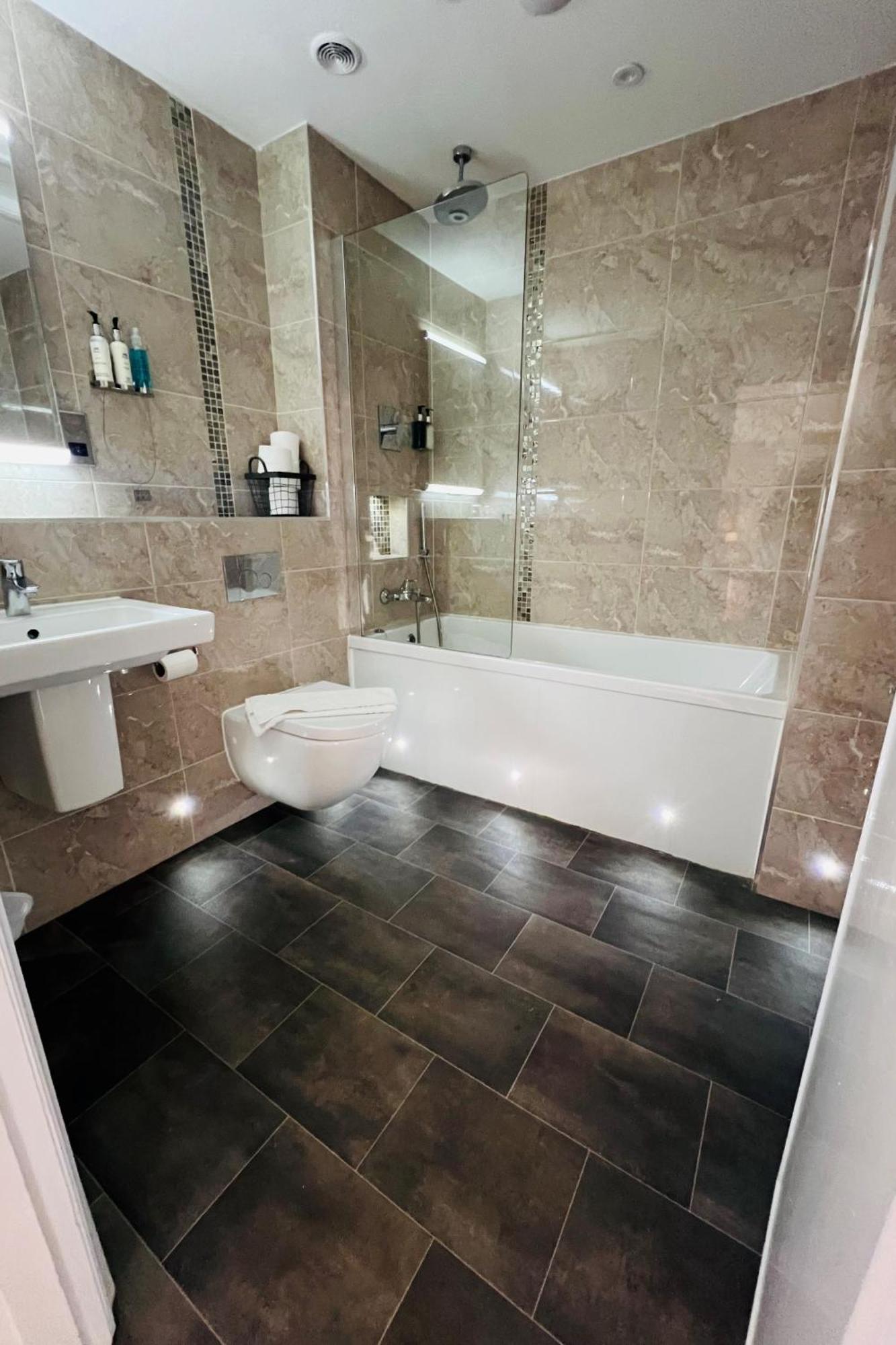 Hedley House & 3*